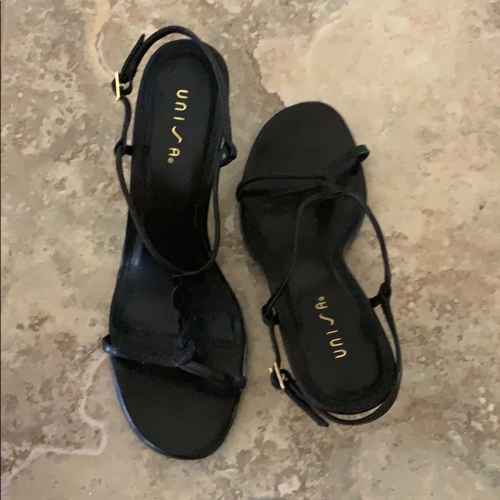 Black strappy sandal. S 8